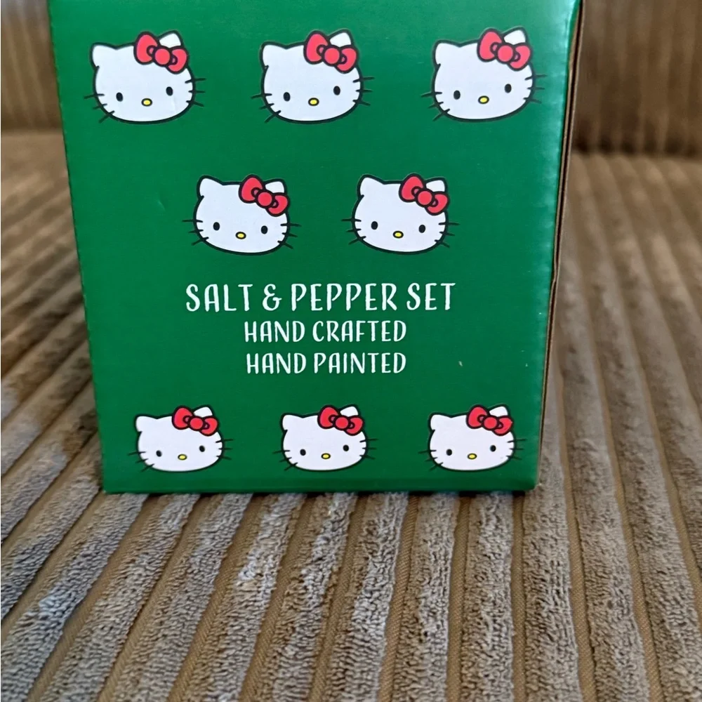 Sanrio Hello Kitty St. Patrick’s Day Salt & Pepper Shakers NWT - Picture 4 of 8